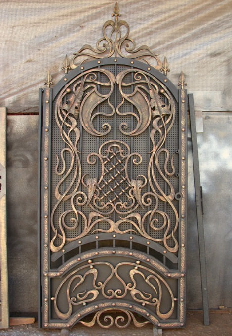 Металлические двери с элементами ковки